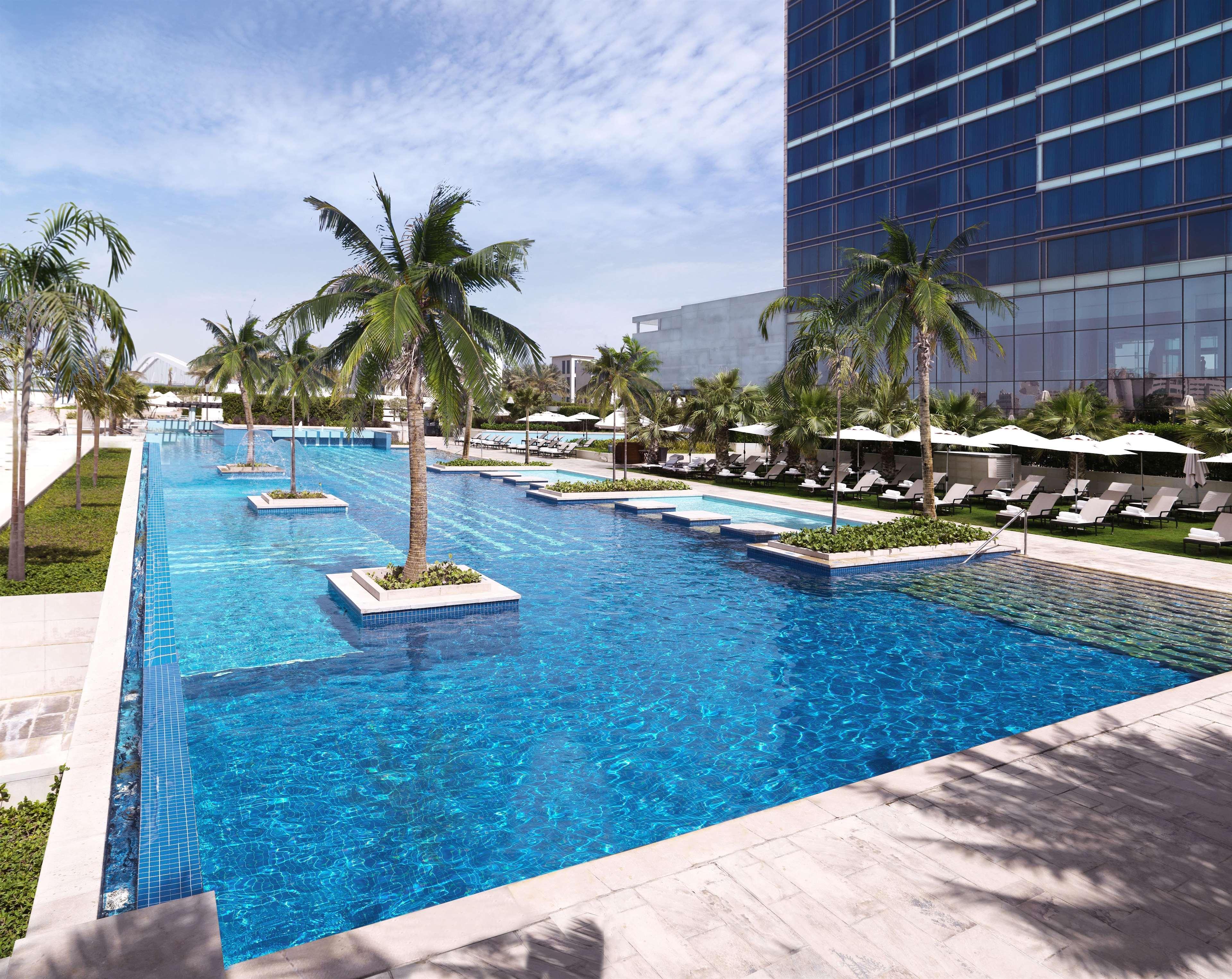 Fairmont Bab Al Bahr Hotell Abu Dhabi Eksteriør bilde The swimming pool at the hotel