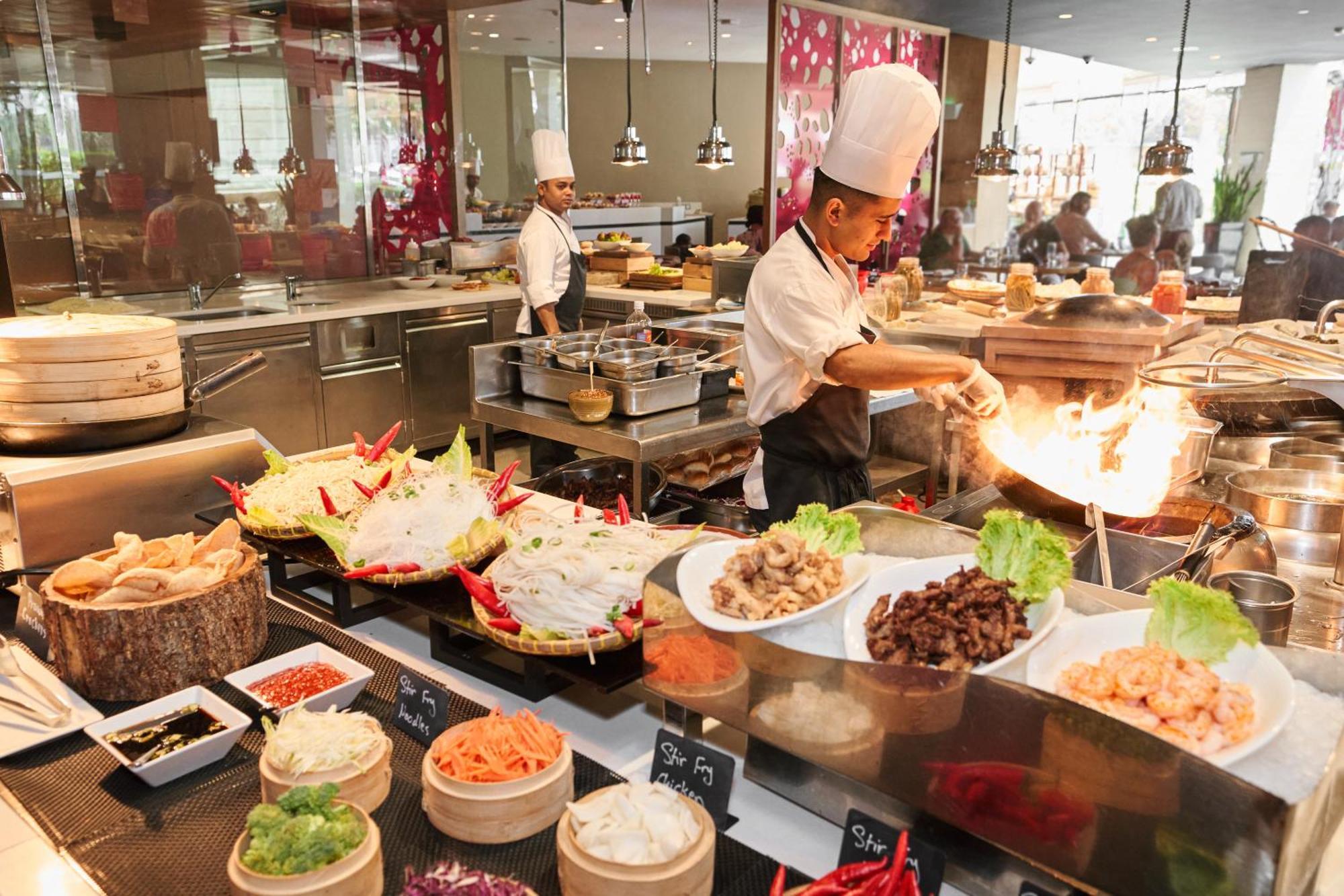 Fairmont Bab Al Bahr Hotell Abu Dhabi Eksteriør bilde A live kitchen at a hotel