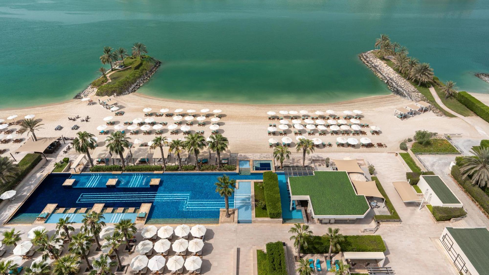 Fairmont Bab Al Bahr Hotell Abu Dhabi Eksteriør bilde Aerial view of the beach at the hotel
