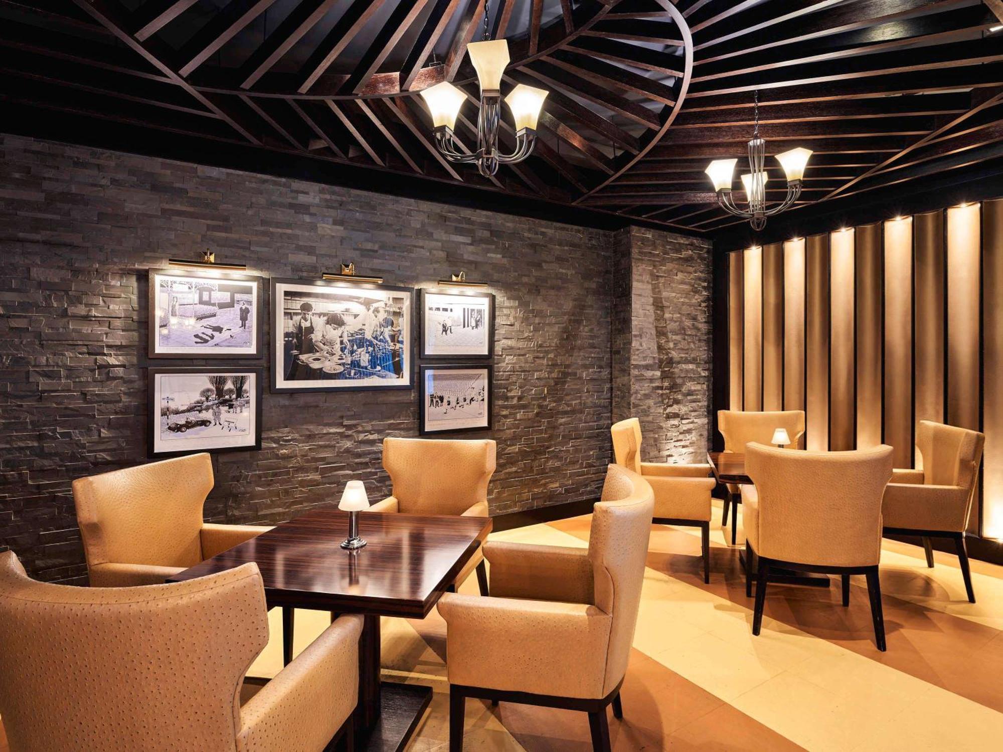 Fairmont Bab Al Bahr Hotell Abu Dhabi Eksteriør bilde The Club lounge at Hong Kong International Airport