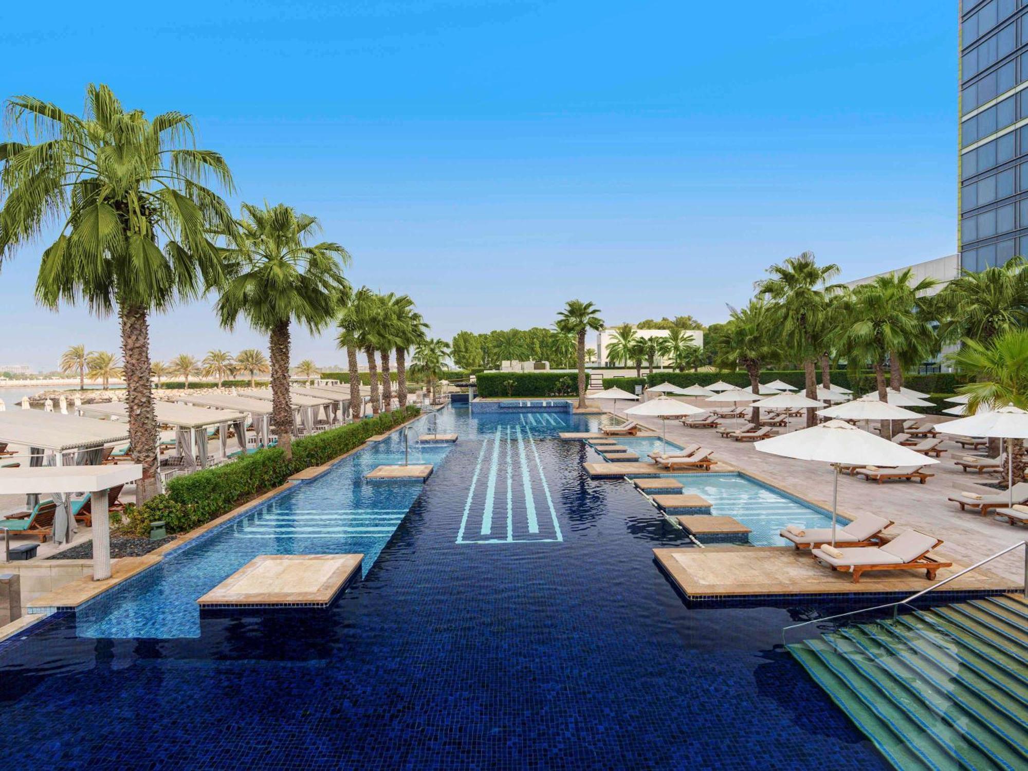 Fairmont Bab Al Bahr Hotell Abu Dhabi Eksteriør bilde The swimming pool at the hotel
