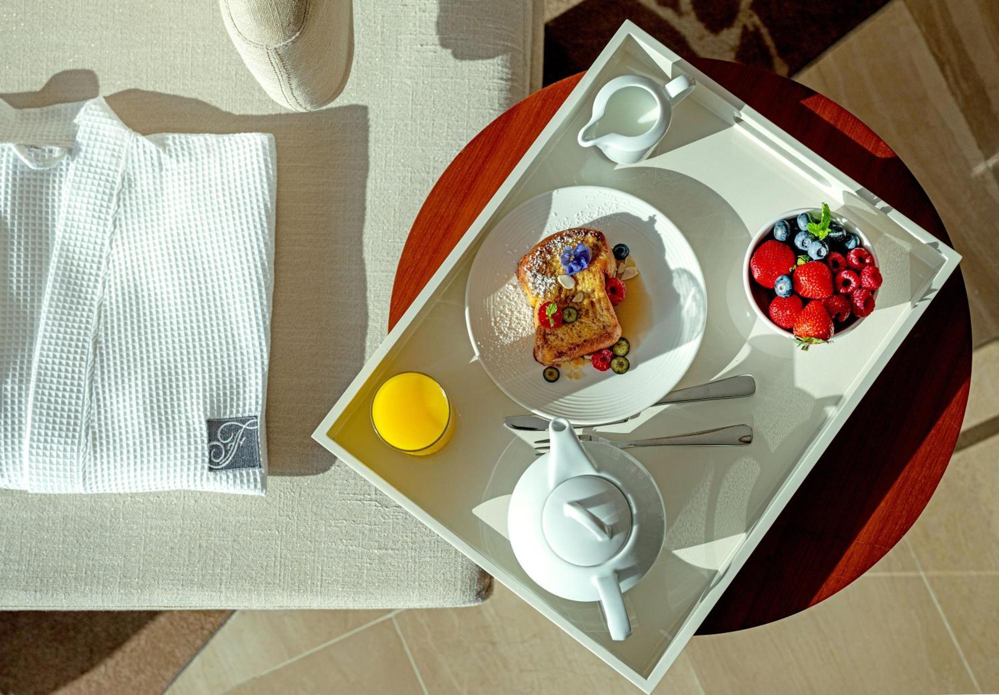Fairmont Bab Al Bahr Hotell Abu Dhabi Eksteriør bilde Room service