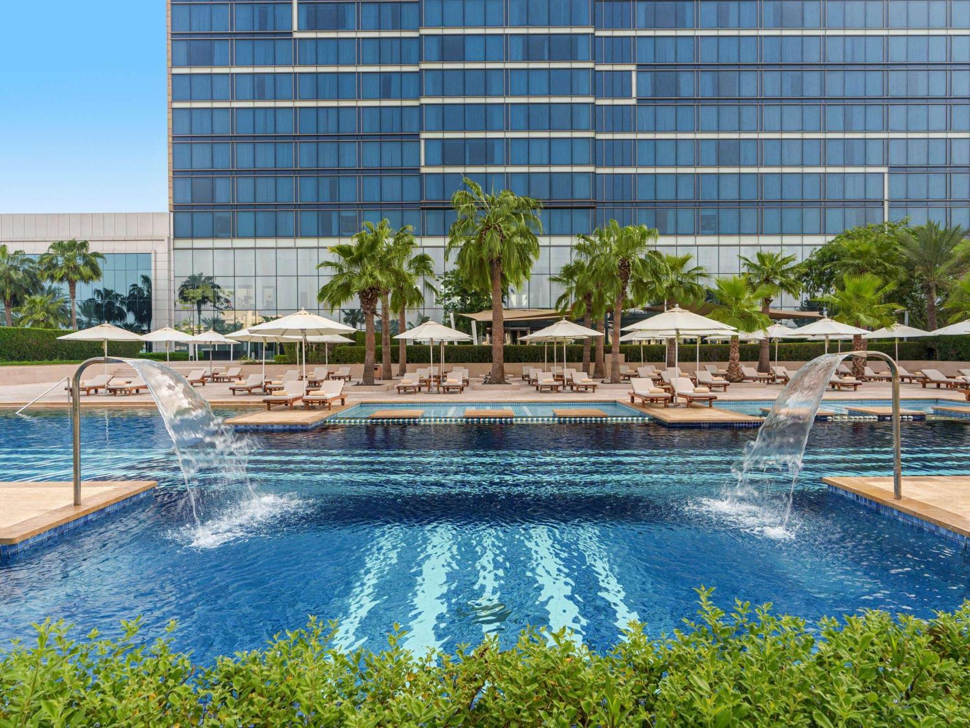 Fairmont Bab Al Bahr Hotell Abu Dhabi Eksteriør bilde The swimming pool at the hotel