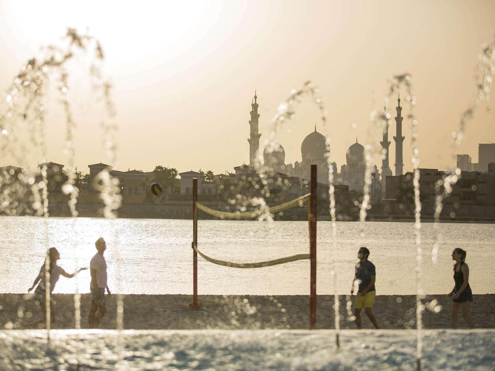 Fairmont Bab Al Bahr Hotell Abu Dhabi Eksteriør bilde Fountains at the Corniche