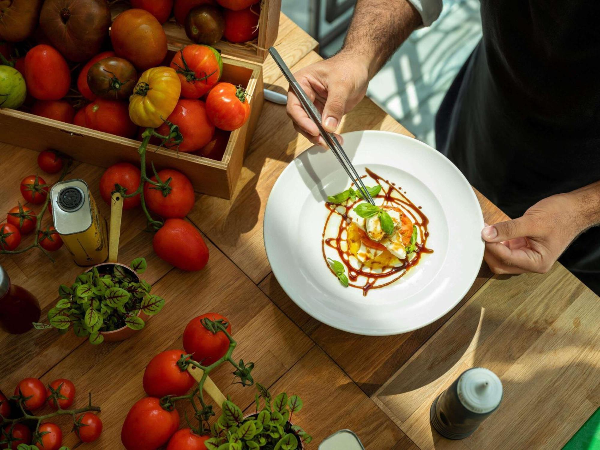 Fairmont Bab Al Bahr Hotell Abu Dhabi Eksteriør bilde A chef finishing a plate of food